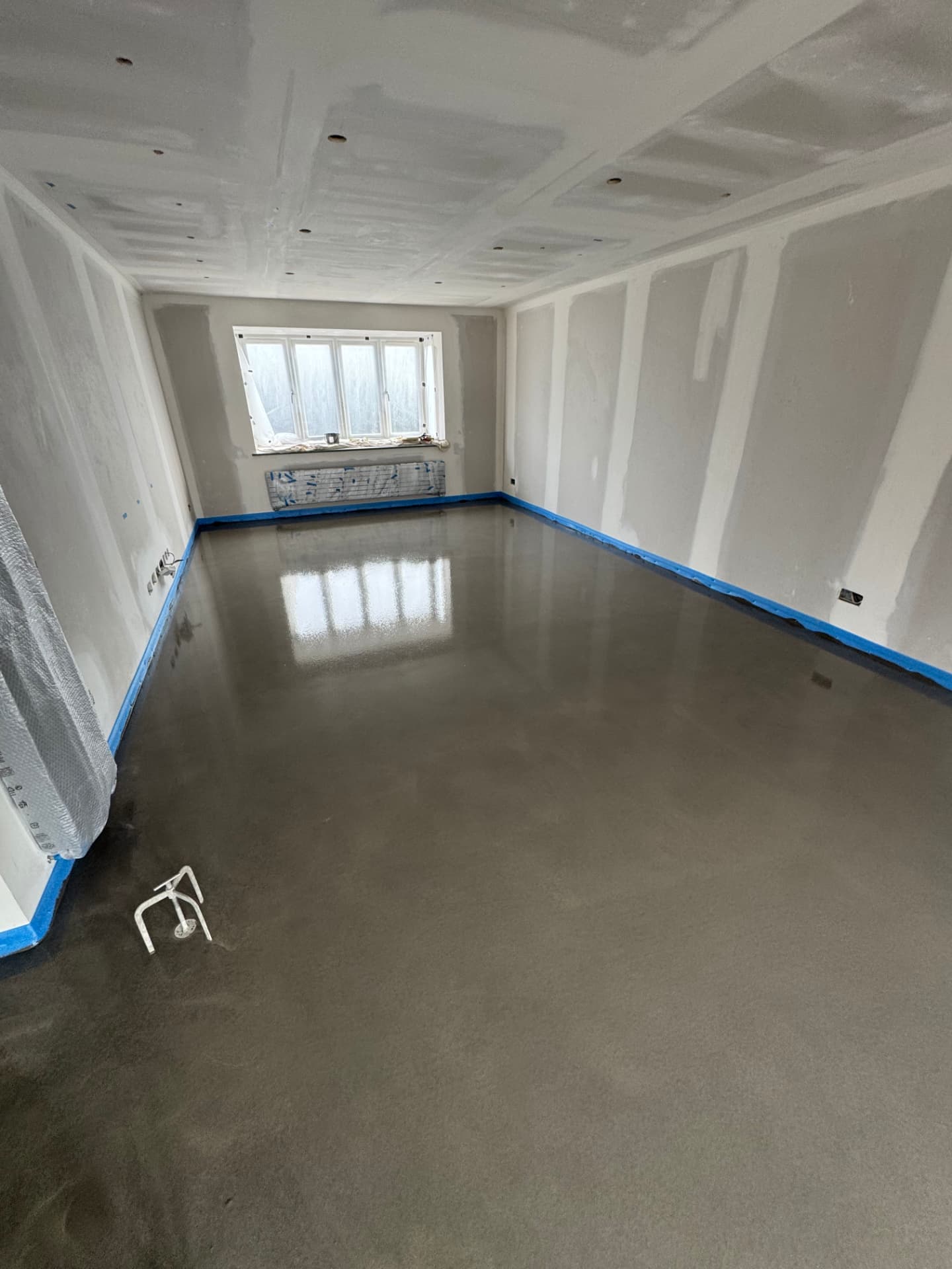 Newly poured screed floor in an unfinished room